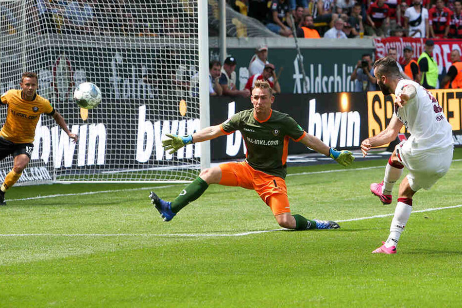 Hauptaufgabe eines Torhüters ist aber immer noch, die Bälle zu halten - wie hier Kevin Broll im Auftaktspiel gegen Nürnbergs Mikael Isaak.