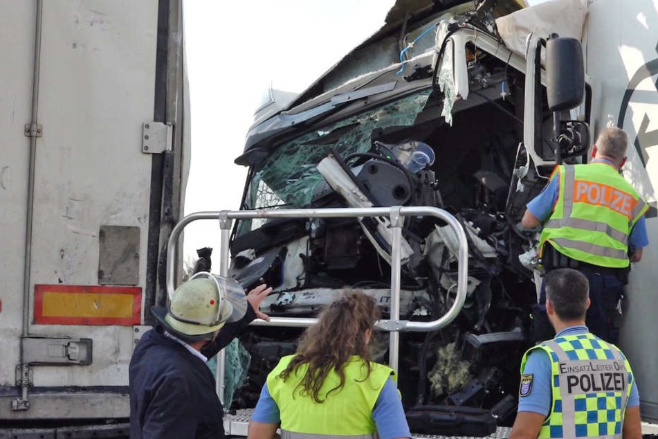 Der Fahrer des Lkws musste schwer verletzt geborgen werden.