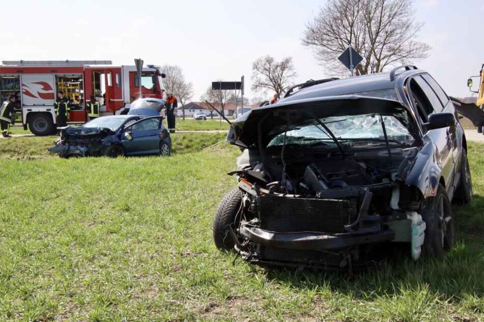 Die zwei Autos sind ungebremst zusammengestoßen.