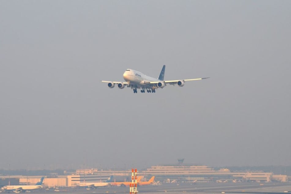 Die Boeing 747 der Lufthansa im neuen Gewand beim Überflug am Flughafen Köln-Bonn.