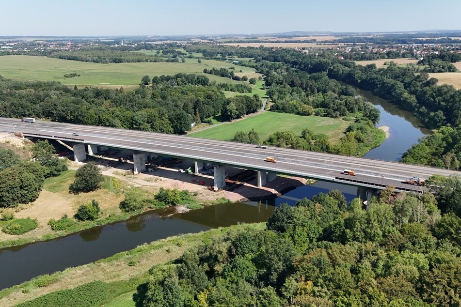 Der Verkehr fließt aktuell über eine Ersatzbrücke. Die Bestandsbrücke wird demnächst abgerissen.