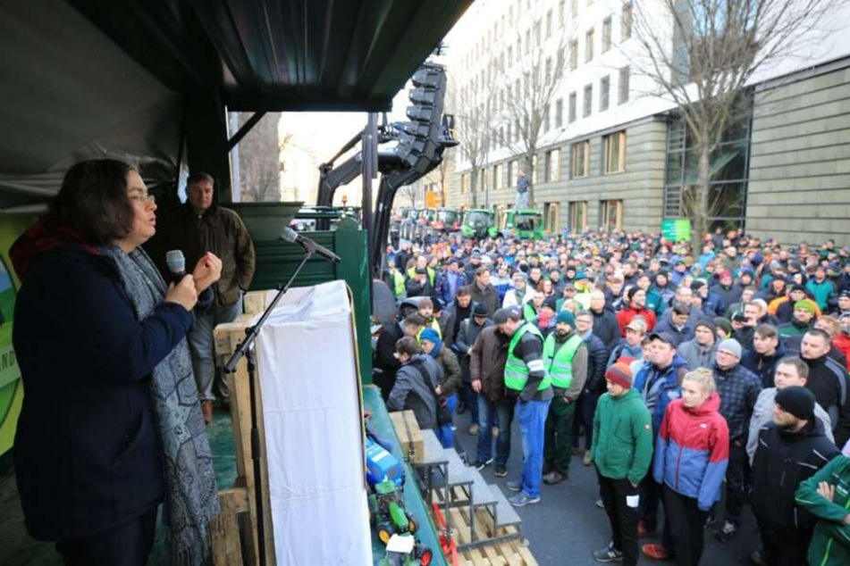 Eva Jähnigen (54, Grüne), die Bürgermeisterin für Umwelt und Kommunalwirtschaft, spricht zu den Bauern. 