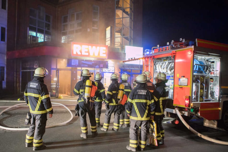 Die Feuerwehr steht vor dem Supermarkt in Hamburg-Schnelsen.