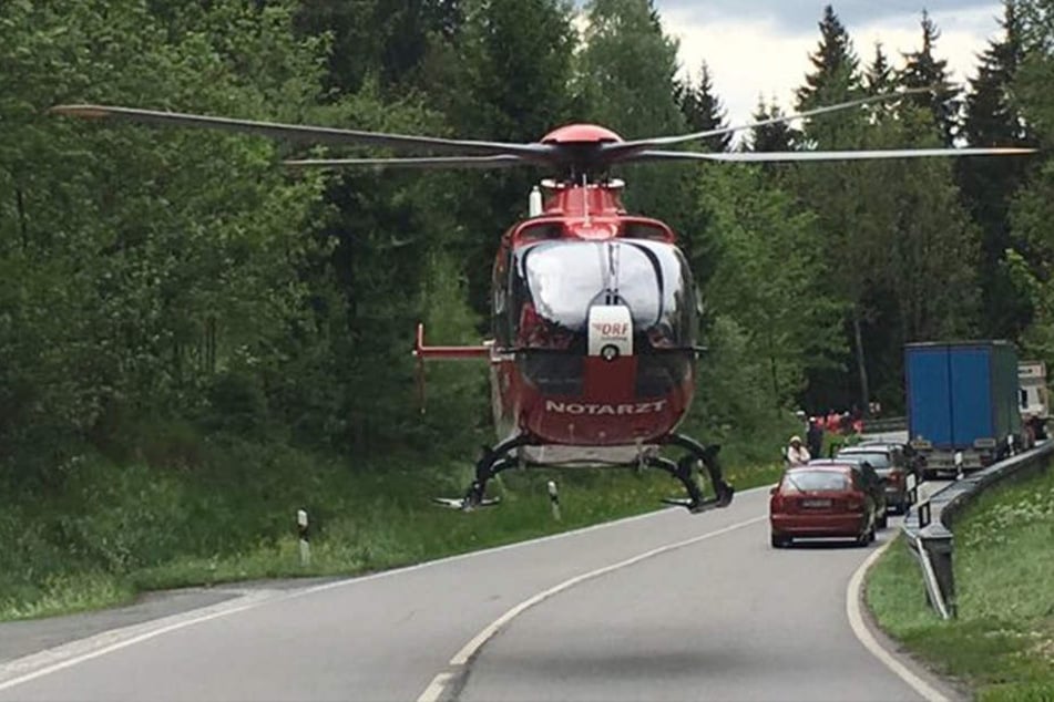Der 20-Jährige wurde schwer verletzt mit einem Rettungshubschrauber ins Krankenhaus geflogen.