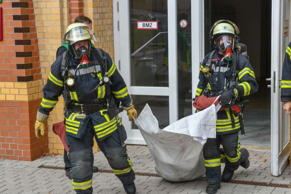 Während die Kollegen schufteten, kümmerte sich Feuerwehrmann Alexander lieber um die wichtigen Dinge des Lebens.