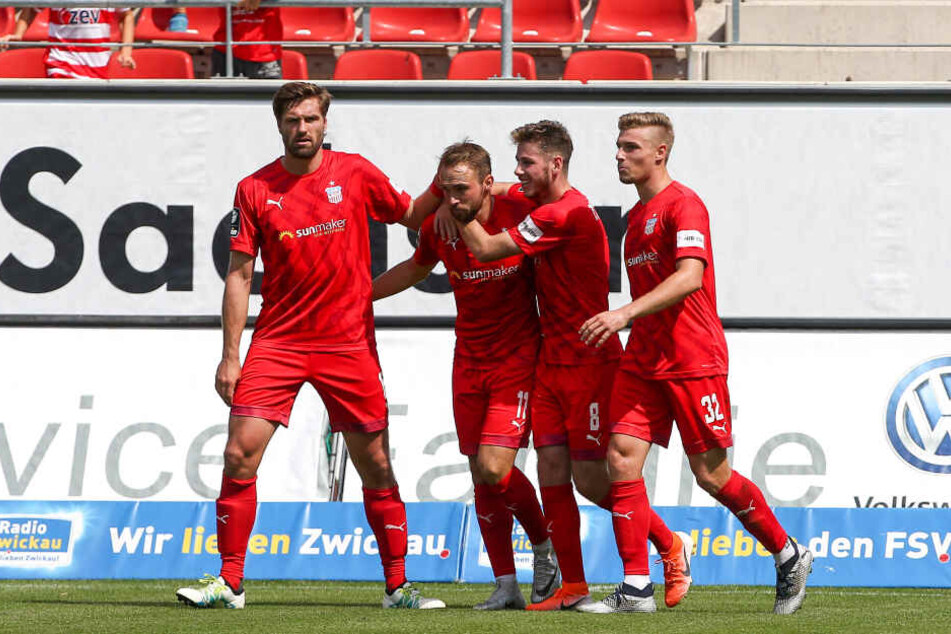 Fabio Viteritti (2.v.l.) wird von seinen Mitspielern gefeiert, er schoss das 1:0 für Zwickau.