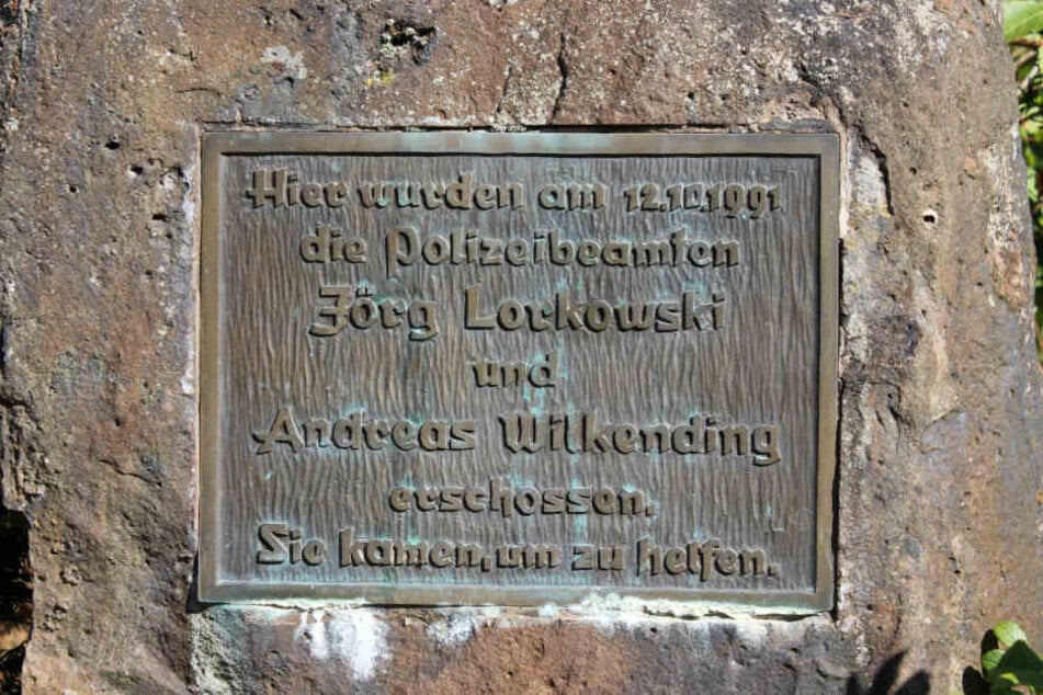 Ein Gedenkstein in Erinnerung an die beiden vor über 25 Jahren erschossenen Polizisten Jörg Lorkowski und Andreas Wilkending steht in der Nähe von Boffzen im Landkreis Holzminden(Niedersachsen).