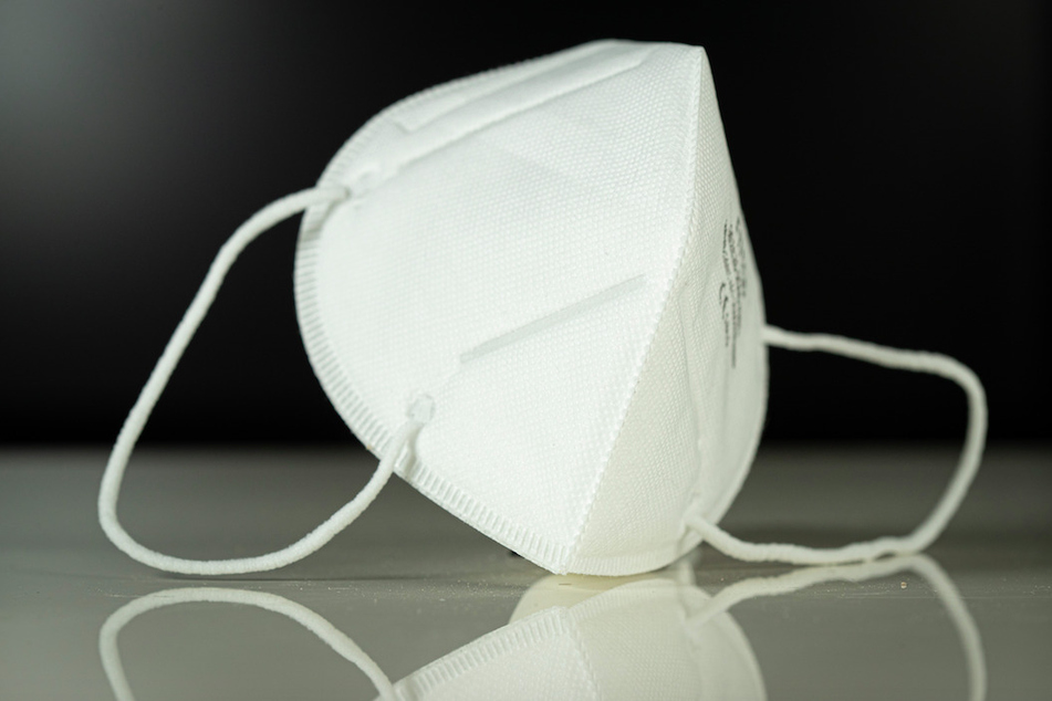 Nur Masken mit eingebautem Filter schützen den Träger, herkömmliche Masken schützen nicht vor einer Eigeninfektion.