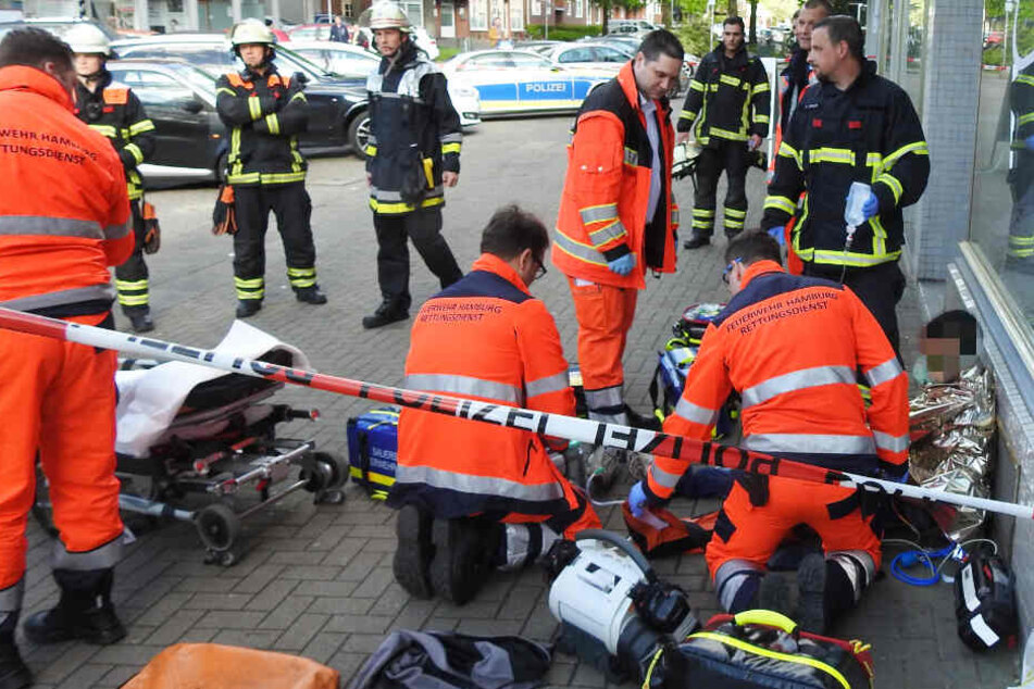 Der Rettungsdienst versorgt einen angeschossenen Mann am Boden.