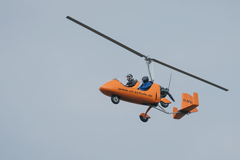 Gemeinsam mit einem Piloten fliegt hier ein Besucher in einem sogenannten "Gyrocopter" (Symbolbild).