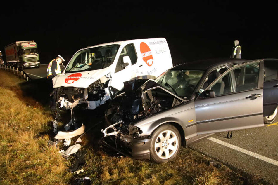 Zwei beschädigte Fahrzeuge stehen an der Bundesstraße 299. Fünf Menschen sind bei einem Frontalzusammenstoß schwer verletzt worden.