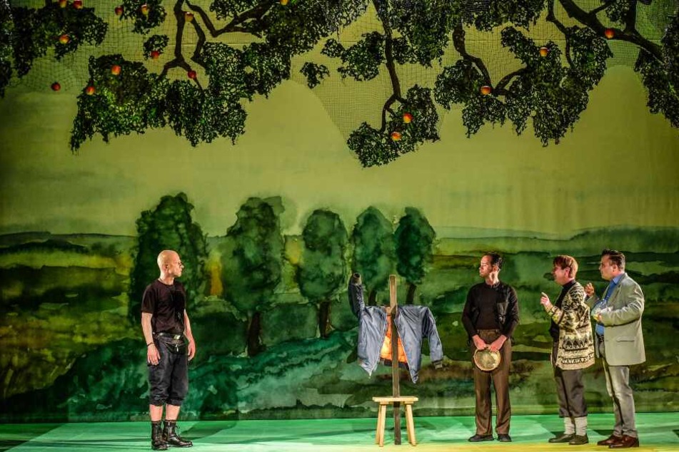Die Straftäter Adam (Marius Marx), Khalid (Philipp Otto) und Gunnar (Philipp von Schön-Angerer) leben in der Pfarrei von Ivan (Christian Ruth).