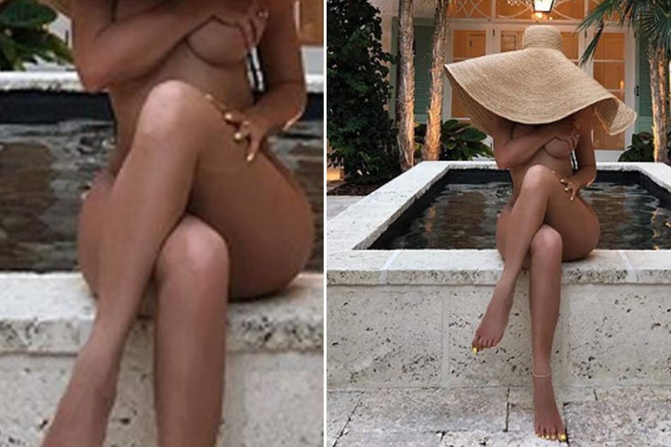 Nur mit Hut und Fußkettchen: Welche vollbusige Promi-Dame posiert denn hier nackt am Pool?
