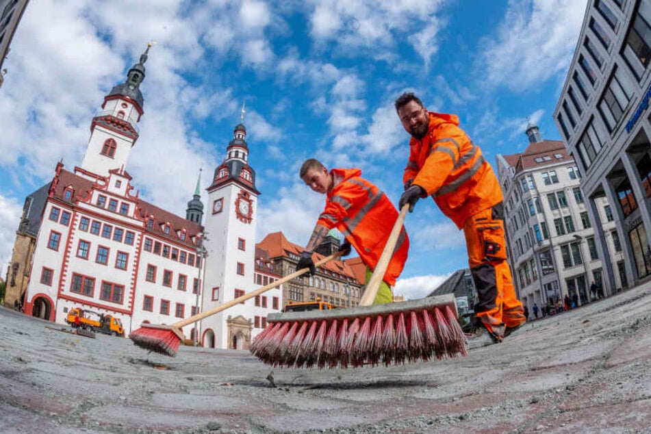 Raphael Poch (20, l.) und Philipp Schade (35) vom Tiefbauamt füllten die Fugen auf dem Markt mit Sand.