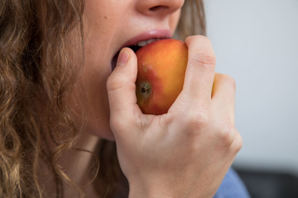 Das kulinarische stibitzen von Obstbäumen, die von der Allgemeinheit abgeerntet werden dürfen, wäre eine problemlose Alternative. (Symbolbild)