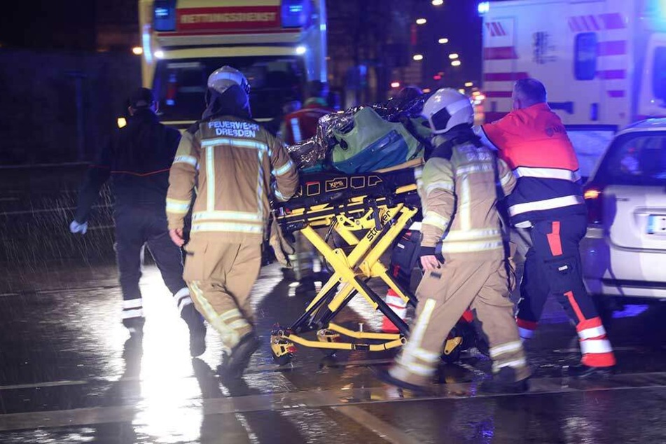 Die verletzte Beifahrerin wurde von den Rettungskräften ins Krankenhaus gebracht.