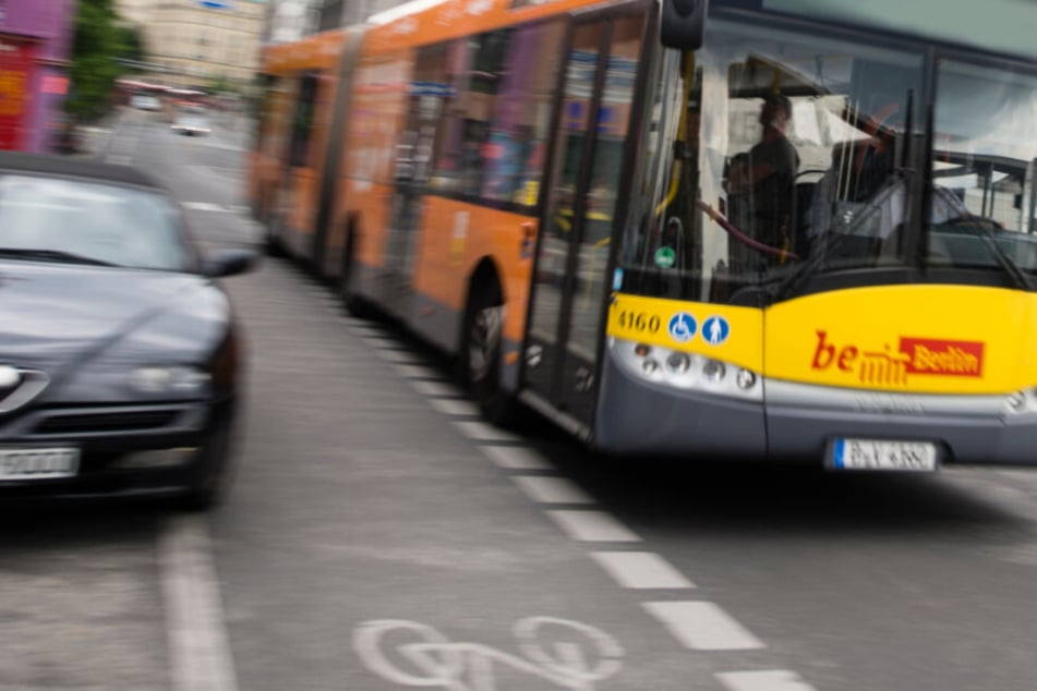 Ein Bus der Berliner Verkehrsbetriebe wurde Ort einer Straftat. (Symbolbild)