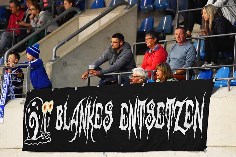 Nach dem 0:3 holten die Eislöwen-Fans dieses Banner raus. Der Auftritt ihrer Mannschaft passte perfekt dazu.