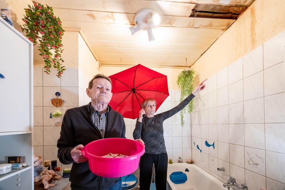 Roland Schneider (69) und seine Frau Petra Schneider (63) haben seit drei Monaten mit einem Wasserschaden in ihrem Badezimmer zu kämpfen.