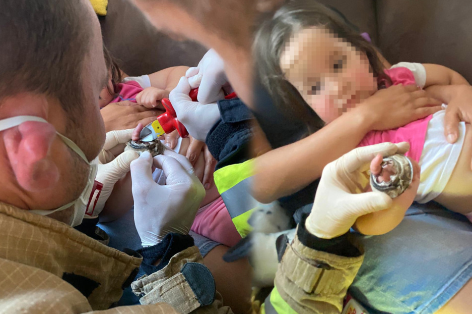 Die Feuerwehr musste den kleinen Finger von der vierjährigen Julia befreien.