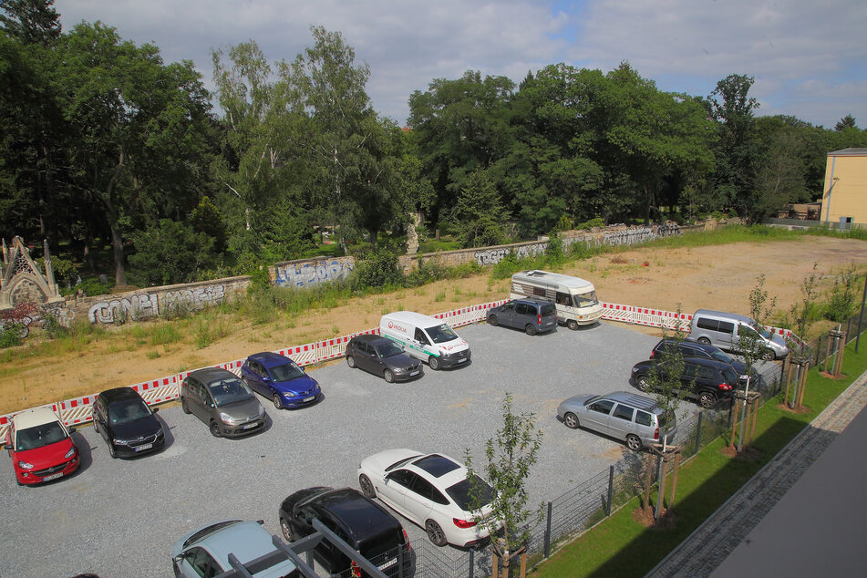 Auf einem Teil des Grundstücks wird bereits geparkt, der Rest liegt brach.