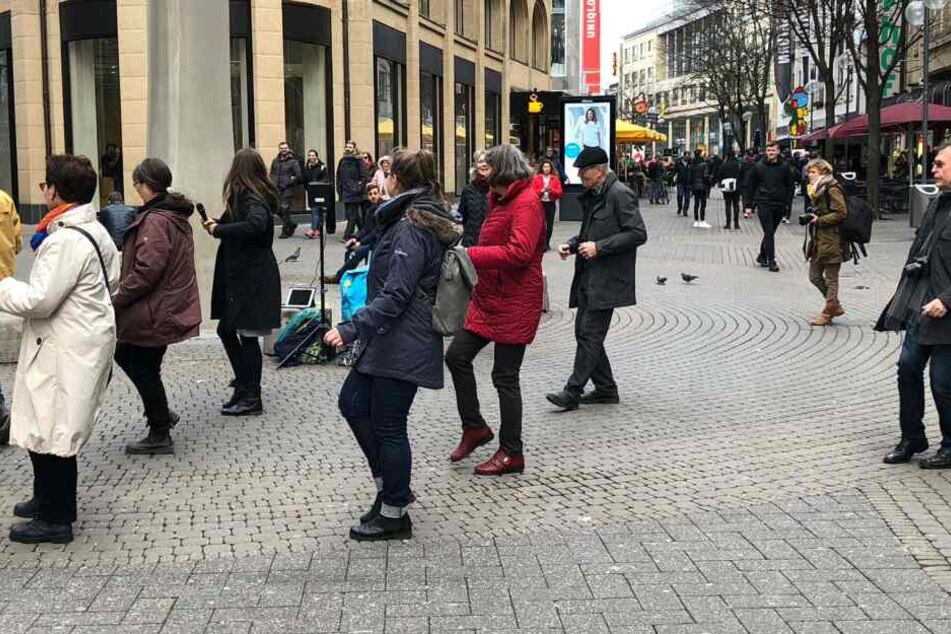 Die Teilnehmer haben sichtlich Spaß beim Tanzen.