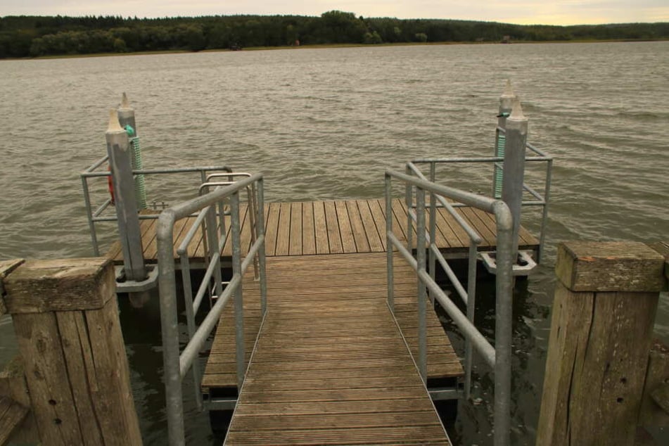 Zwei Menschen hatten den Mann aus dem See gezogen (Symbolbild).