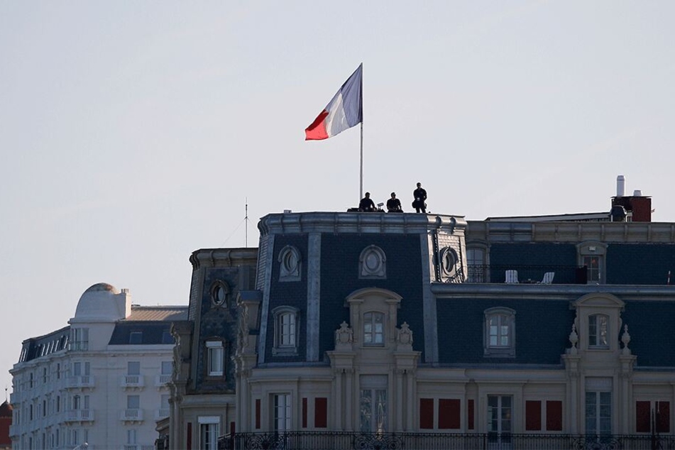 Polizisten auf einem Gebäudedach: Der G7-Gipfel findet vom 24. bis 26. August in Biarritz statt und könnte zum Ziel zahlreicher Proteste werden.
