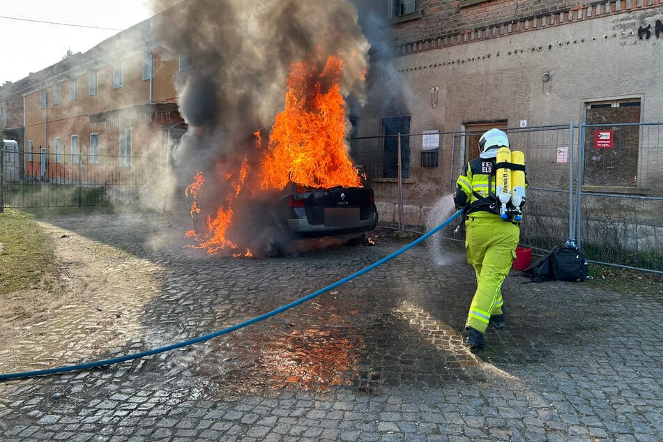 Feuerwehreinsatz am Samstagnachmittag in Elstertrebnitz. In der Gemeinde war es zum Brand eines Renault gekommen.