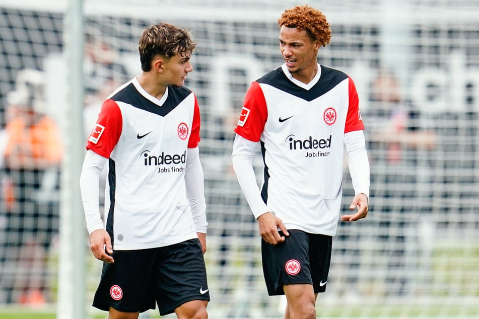 Sturm-Hoffnung Hugo Ekitiké (21, r.) könnte zum Start der neuen Saison erst einmal nur von der Bank kommen.