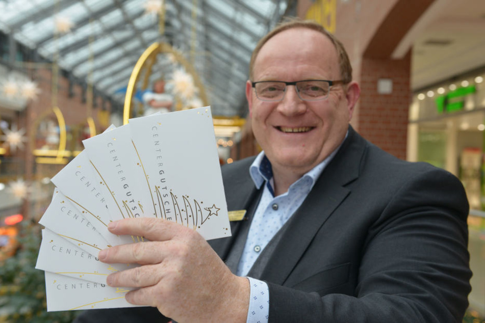 Center Manager Jörg Bliesener (51) zeigt einige Gutscheine der Sachsen-Allee.