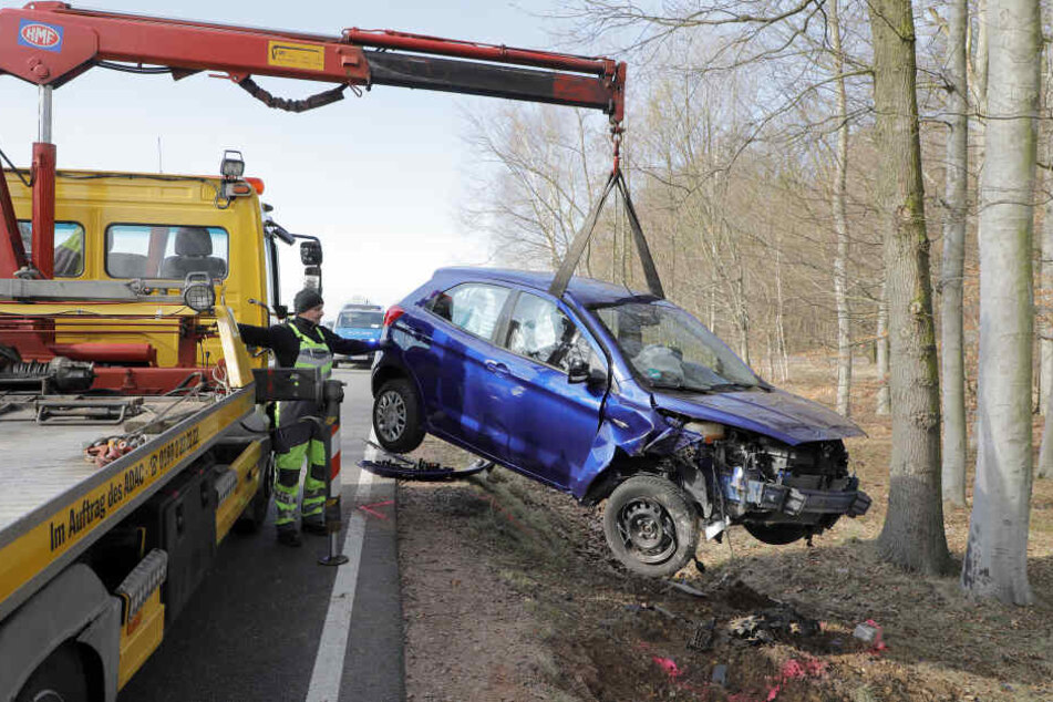 Der Fahrer wurde schwer verletzt.