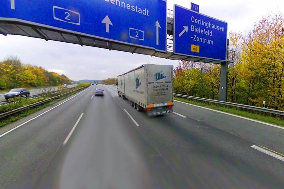 An der Abfahrt Bielefeld-Ost auf der A2 krachte es: Ein Schulbusfahrer fuhr in ein Stauende.