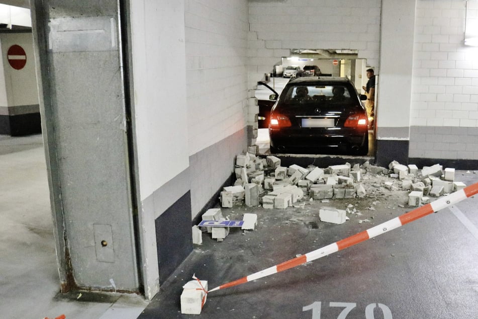 Spektakulärer Unfall: E-Klasse kracht durch Mauer