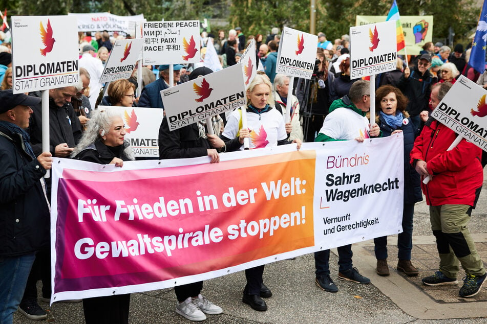 Slogans wie "Diplomaten statt Granaten", die sich eindeutig für Frieden aussprechen, waren auf den Plakaten zu lesen.