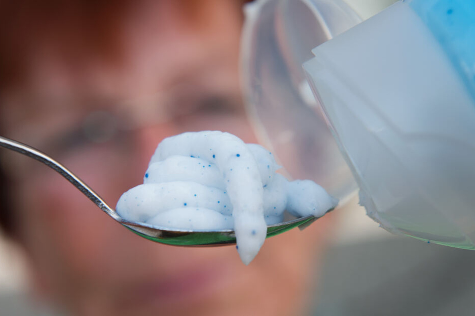 Ein Teelöffel mit einer Kosmetik, die Mikroplastik (blaue Perlen) enthält. Allein aus Kosmetik, Wasch- und Putzmittel gelangt tonnenweise Mikroplastik ins Abwasser. (Archivbild)