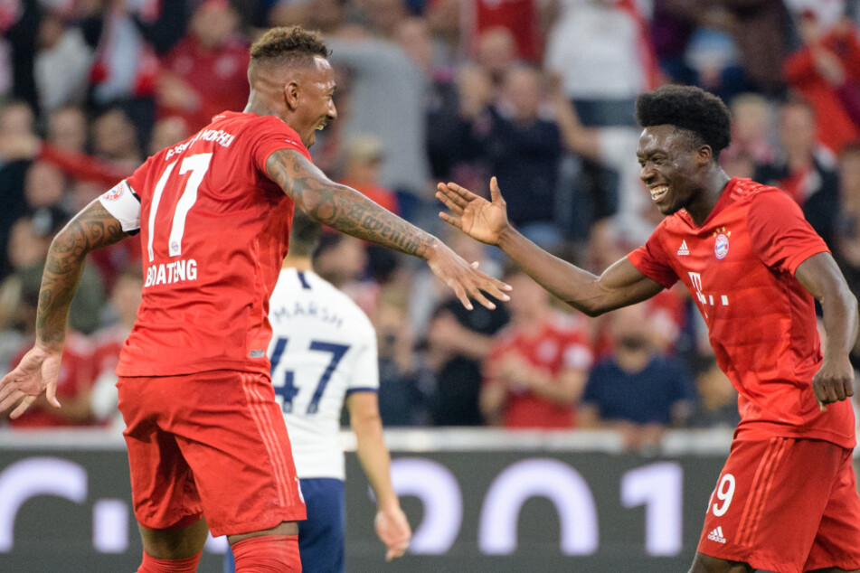 Jérôme Boateng (32) und Alphonso Davies (20) verstehen sich auch abseits des Platzes blendend.