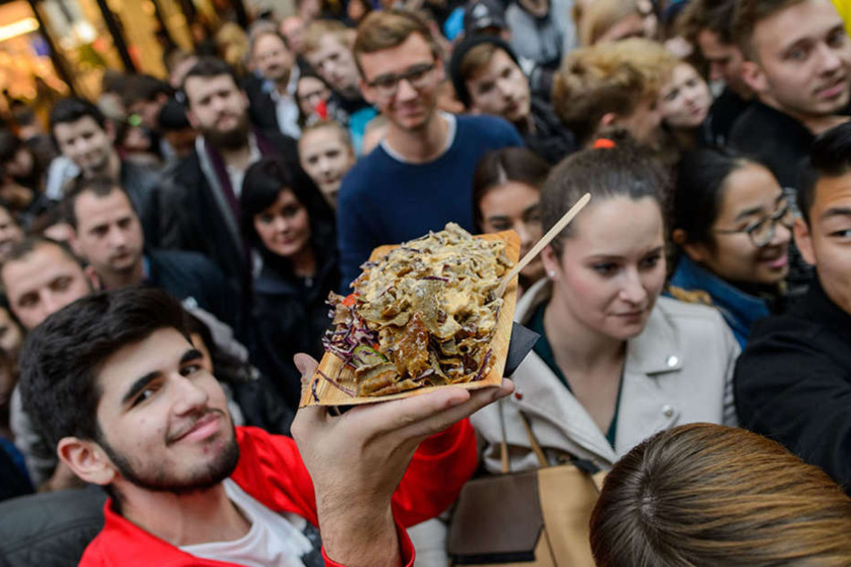 Die Schaulistigen konnten anschließend ein Stück vom weltgrößten Döner essen.