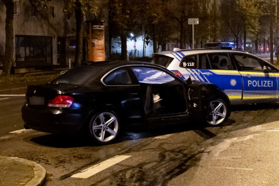 Der BMW des Todes-Rasers steht auf der Fürstenrieder Straße neben einem Polizeiauto.