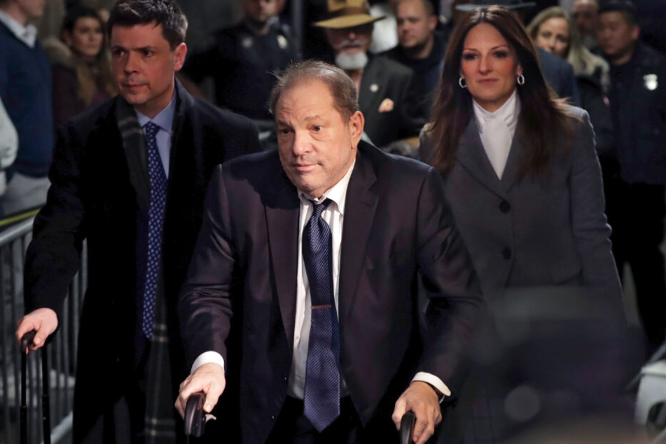 Harvey Weinstein (Mi.), verlässt am 21. februar 2020 den Gerichtssaal in Begleitung seiner Anwältin Donna Rotunno (re.).