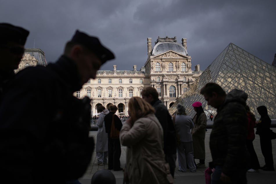 Nach dem Einbruch in den Pariser Louvre wurden fünf weitere Tatverdächtige festgenommen. (Archivfoto)