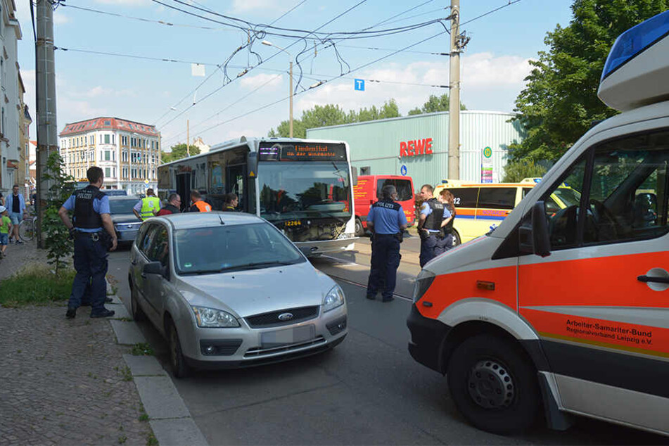 Auf Höhe des REWE-Supermarkts ist das Kind plötzlich über die Straße in einen fahrenden Bus gerannt.