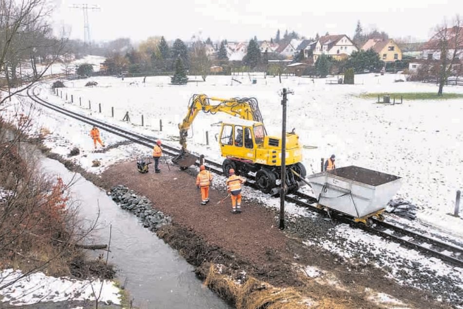 Bagger auf Schienen reparierten das unterspülte Gelände bei Berbisdorf.