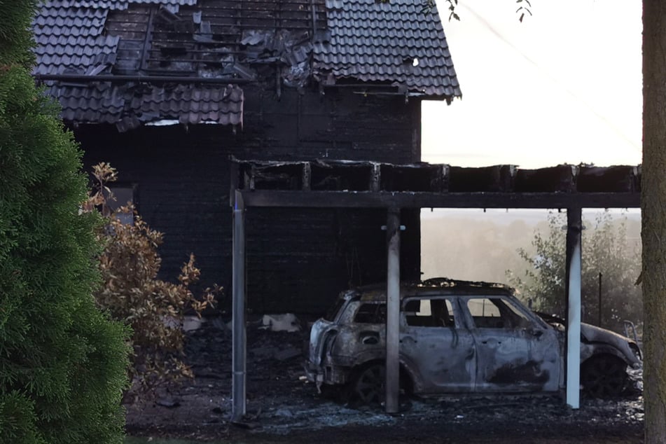 Das Feuer in Regensburg war nach Angaben der Feuerwehr in einem Carport ausgebrochen und schnell auf das Haus übergegangen.