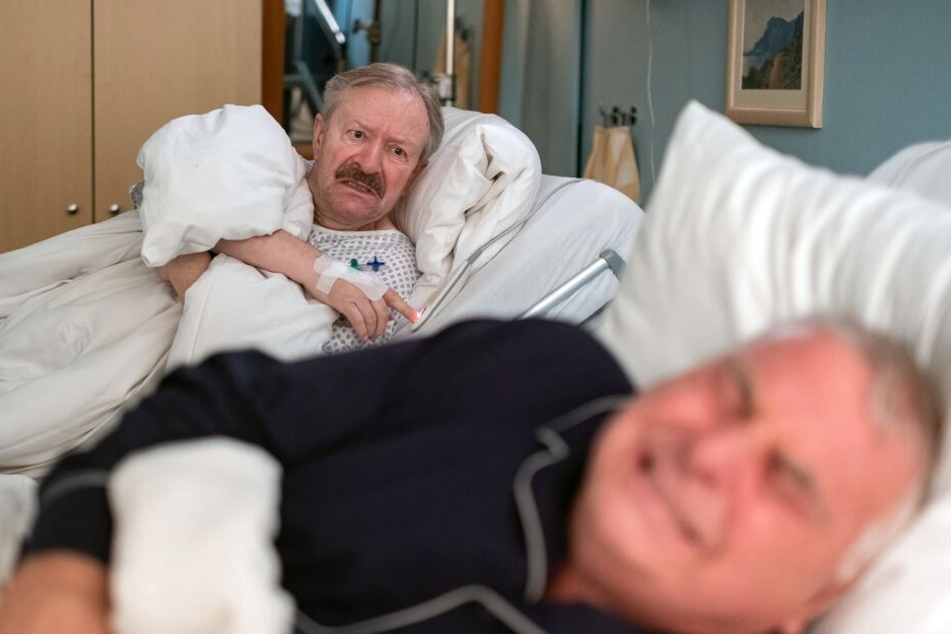 Plötzlich hat Hans (r.) schlimme Schmerzen? Was haben die beiden Männer nur?