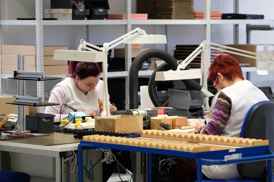 Mitarbeiterinnen des Sensorherstellers Micas bei der Arbeit im erzgebirgischen Oelsnitz. Der Fachkräftemangel sorgt dafür, dass wieder mehr unbefristete Stellen angeboten werden.