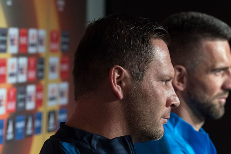 Herthas Trainer Pal Dardai (l) sitzt auf einer Pressekonferenz neben Mannschaftskapitän Vedad Ibisevic.