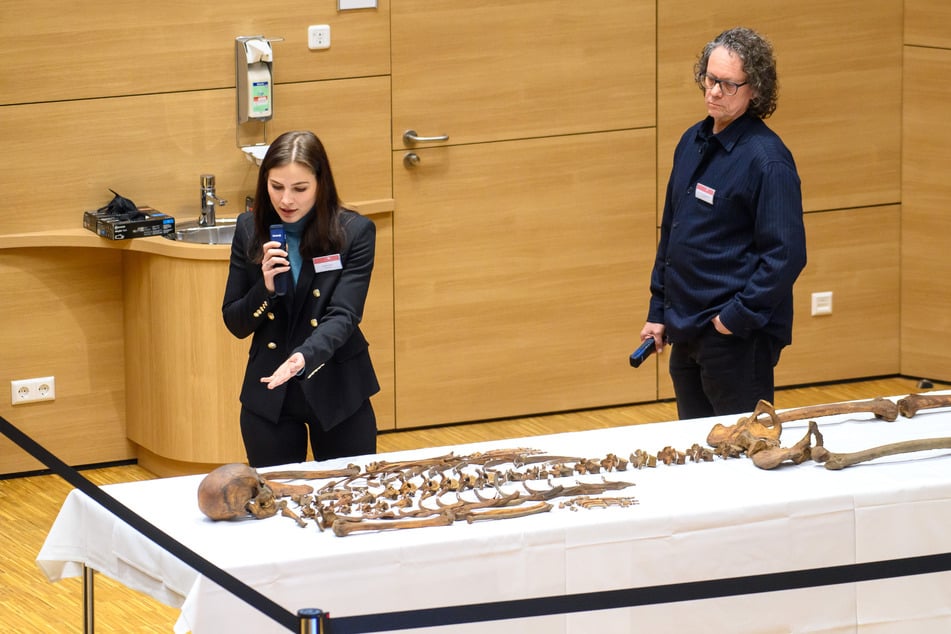 Die Anthropologen Annika Simm (l.) und Jörg Orschiedt führten während einer Pressekonferenz in die Einzelheiten des Skellets ein.