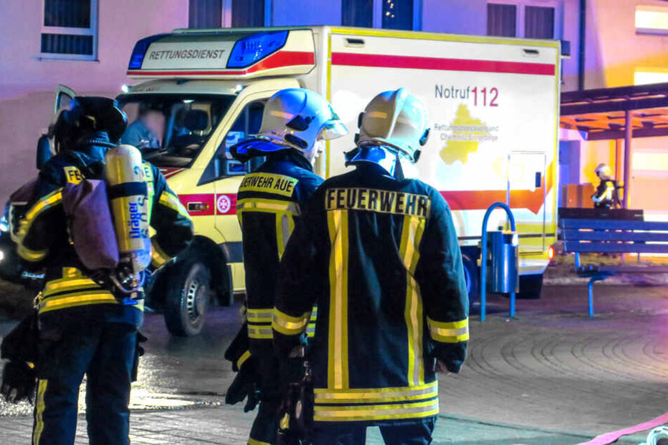 Eine Person aus dem betroffenen Zimmer musste von den Rettungskräften behandelt werden.