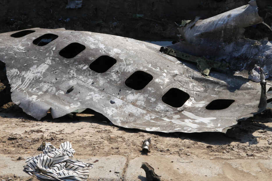Trümmerteile der ukrainischen Passagiermaschine liegen am Absturzort nahe Teheran.